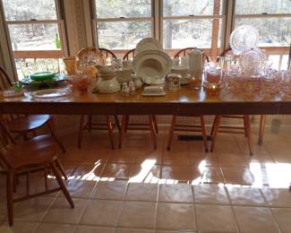 BREAKFAST ROOM TABLE WITH 3 LEAVES & 6 CHAIRS