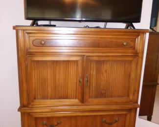 CHEST OF DRAWERS (PART OF 5 PIECE MCM BEDROOM SUITE)