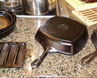 SAMPLE OF CAST IRON ITEMS : GRISWOLD & LODGE, ETC.