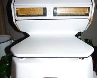 OLD COUNTRY STORE WEIGHING SCALE