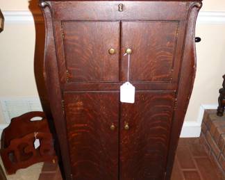 ANTIQUE VICTROLA WITH MANY RECORDS 