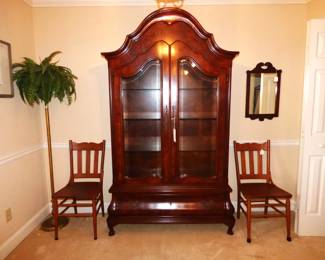 GORGEOUS BURLED MAHOGANY BOMBE DISPLAY CABINET 