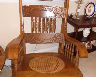 ANTIQUE OAK ROCKING CHAIR