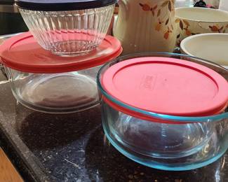 Pyrex glass storage bowls, most with lids