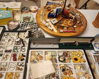 Brooches, Watches and pins