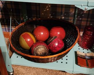 Wicker basket with decorative spheres
