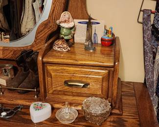 Figurines, trinkets and trinket boxes