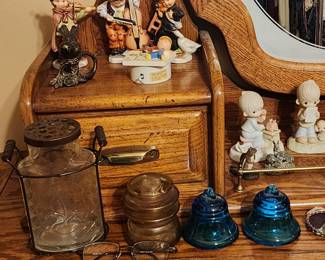 Insulators. Vintage jar in metal stand, mudicsl themed figurines 