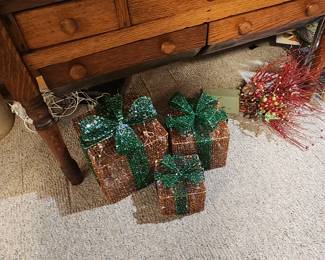 Lighted gift box set