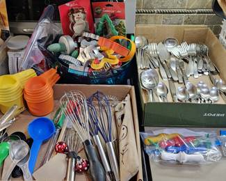 Corn on the cob holders, whisky, cookie cutters, measuring cups and spoons