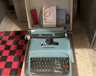 Vintage Underwood Olivette Studio 44 Typewritter