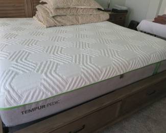 King size Tempur-Pedic Hybrid Elite mattress