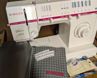 Singer Fashion Mate Sewing Machine (Not Tested)
