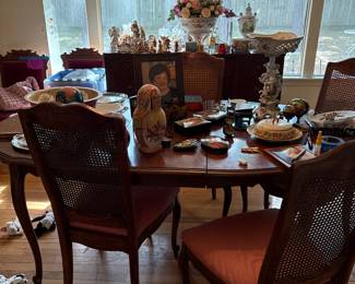 Table with extra leaf for sale!!! Along with chairs!!!