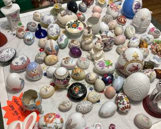 Eggs eggs and more eggs!!! Great decorations for Easter!!!