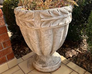 Concrete flowerpots (2)