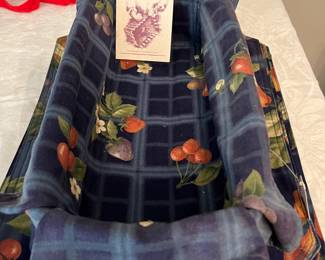 Longaberger Basket with cover and matching placemats