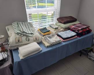 Bedding, blankets 