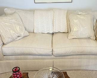 Ethan Allen love seat. Like new 