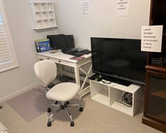 White desk and office chair 