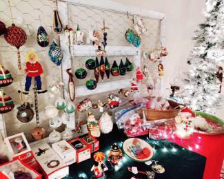 WE'RE HELPING YOU GET IN THE CHRISTMAS MOOD !! MOSTLY VINTAGE ORNAMENTS....