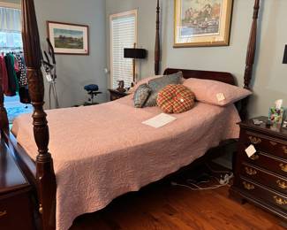 4 postered bed, nightstand lamps, art