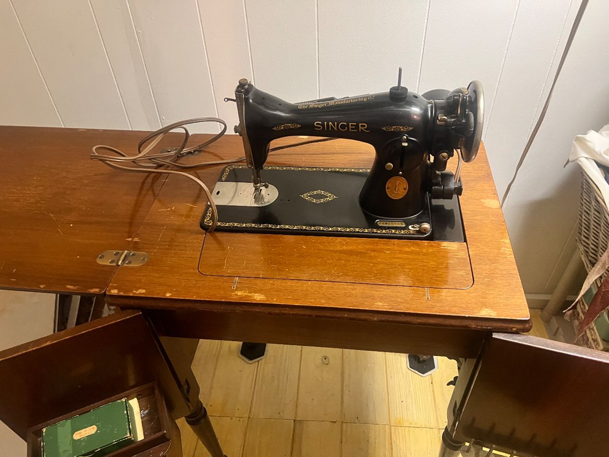 Singer, sewing machine. Comes with original book.