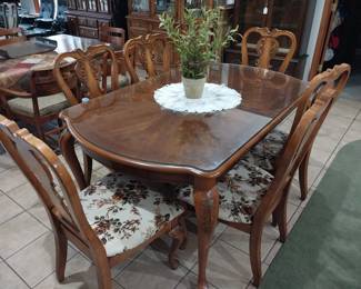 dinning table and 6 chairs