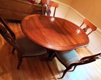 BEAUTIFUL ETHAN ALLEN TABLE WITH 4 CHAIRS & 1 LEAF