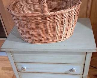 SHABBY END TABLE W BASKET