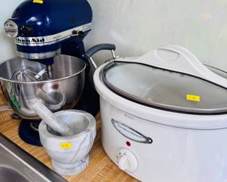 Kitchenaide mixer (comes with one bowl and two attachments)