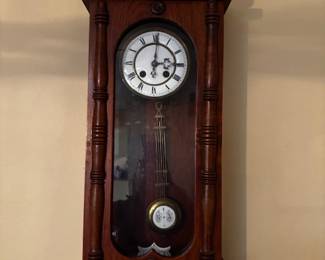 Beautiful Howard Miller fine condition and running