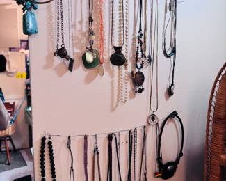 ooooooohhhhhh $2 necklace wall!