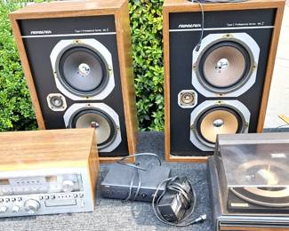 STEREO SPEAKERS LOT