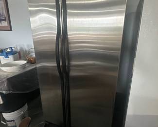 Side by side refrigerator and freezer