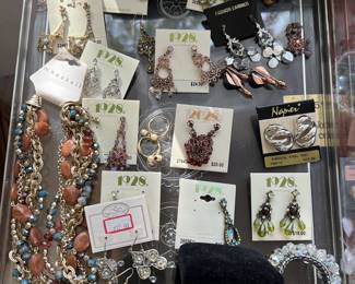 Large collection of 1928 earrings 