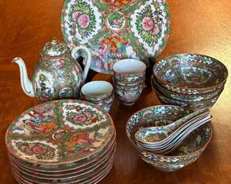 Early 20th C Chinese rose medallion dish set - 29 pieces