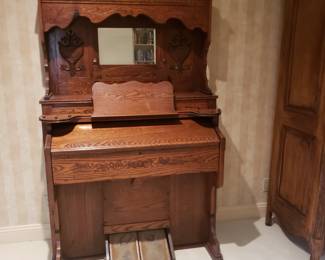 Antique organ 