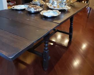 Large table w 4 leaves...no chairs