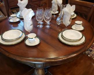 Nice table w 4 chairs