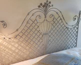 Love this queen size bed w mattress 