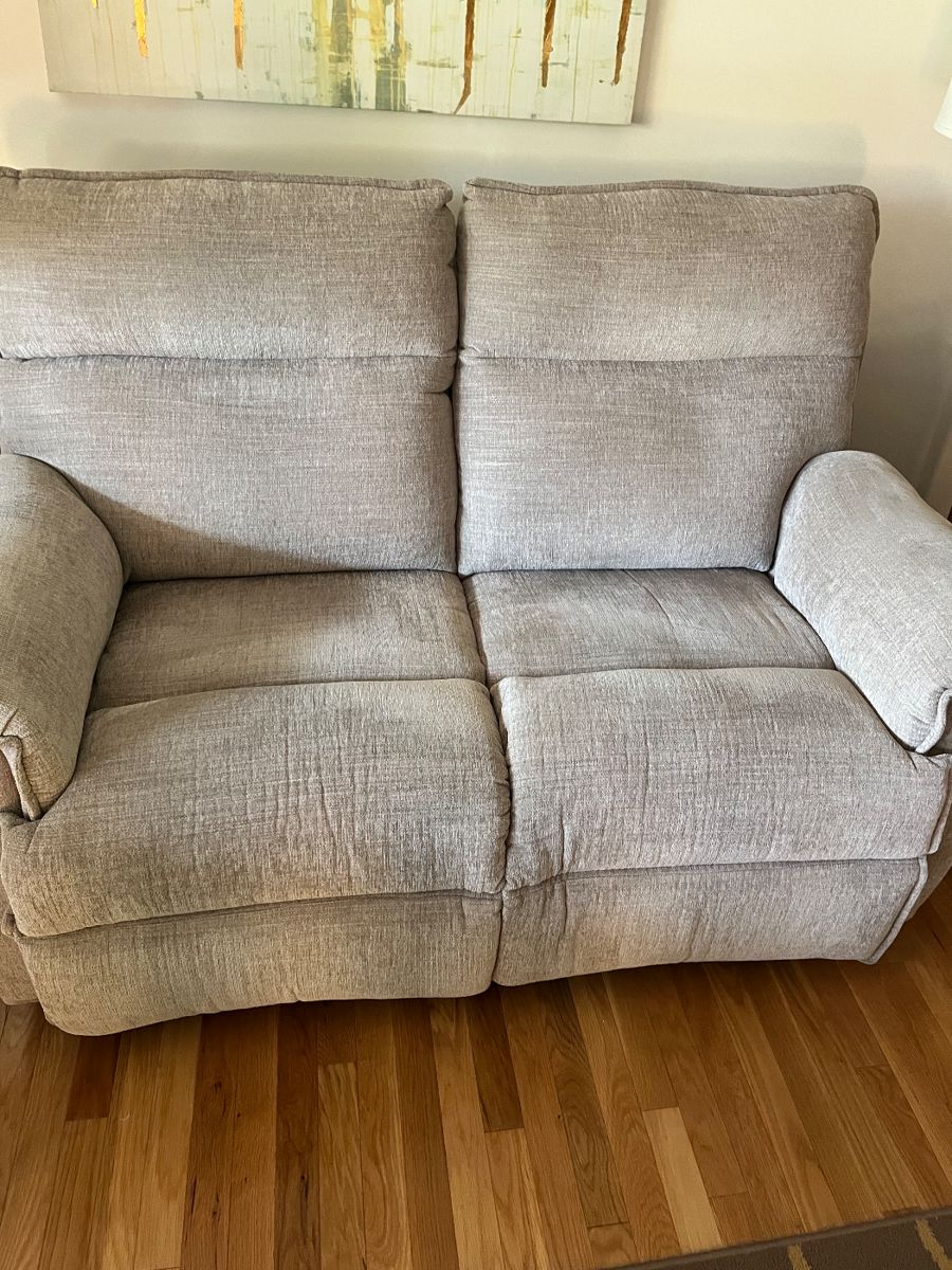 Lane love seat power recliners, tops both tilt for more comfort. Has charging ports
Includes Matching Sofa and Matching Chair
Selling as a set- matching Lane sofa & Lane Power reclining chair