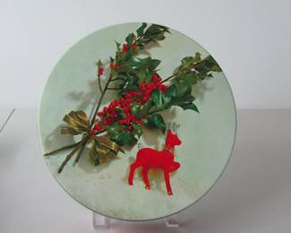 Cute image on the top and solid all around. A few spots of missing paint, but it's ready for your holiday goodies!