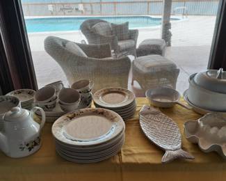 NICE ROYAL DOULTON CHINA SET WITH SERVING PIECES