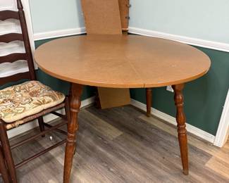 Maple dining table with 2 leaves 