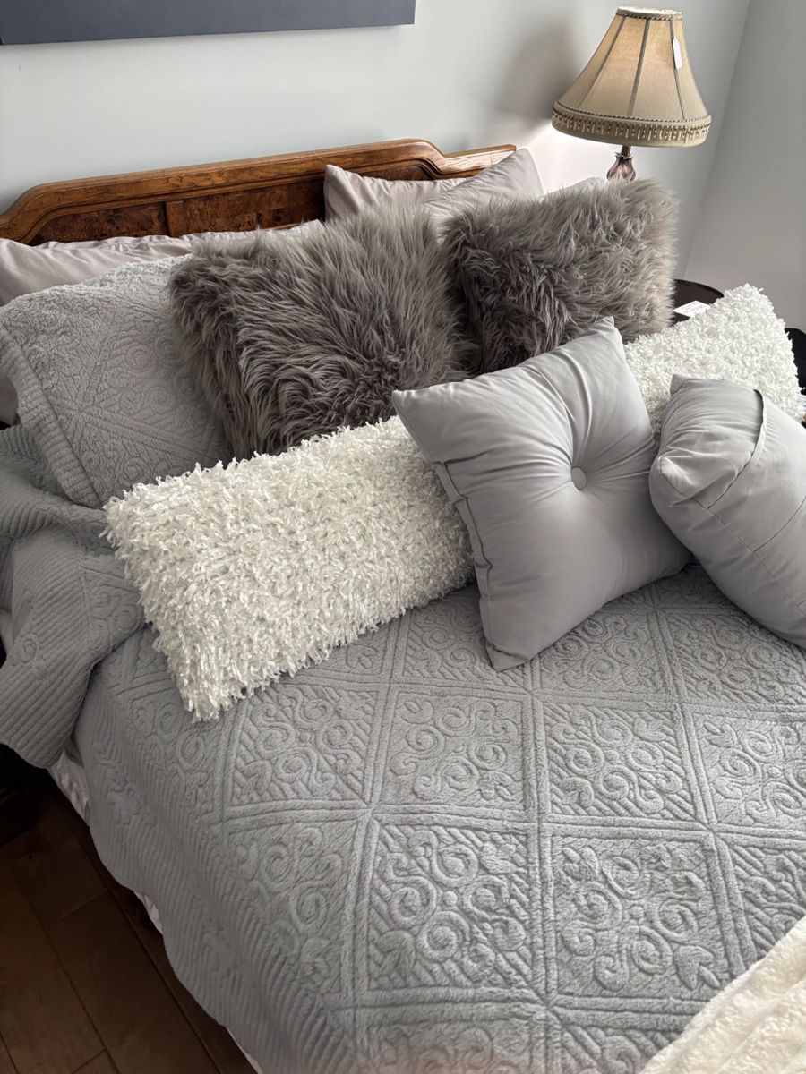 BUY IT NOW! $295.00. Queen size bed, headboard and queen size Sleeptronic  Chiro Collection "Angels Dream"  mattress. (Has matching dresser, Armoir and nightstand. Headboard: 60"W x 40" H. Mattress: 60" W x 80" L.