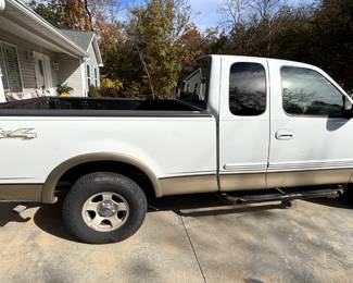 BUY IT NOW!  $2,500.00.  Year 2000, Ford F150 XLT Trinitron V8, Extended cab, 4 x 4 pick up truck.  220,938 miles. 