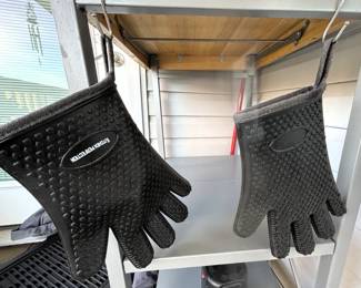 Kitchen perfection silicone hot/cold BBQ gloves.