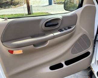 BUY IT NOW!  $2,500.00.  Year 2000, Ford F150 XLT Trinitron V8, Extended cab, 4 x 4 pick up truck.  220,938 miles. 