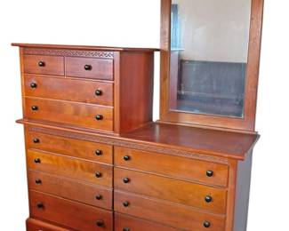 Vaughan Bassett Dresser w Mirror 